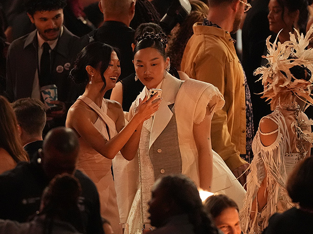 Одри Нуна ( в центре) и Эми Рей (справа)