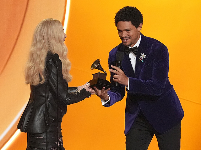 Ведущий Тревор Ноа вручает награду Шер
