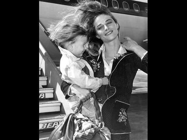 С сыном Барнаби, 1974 год