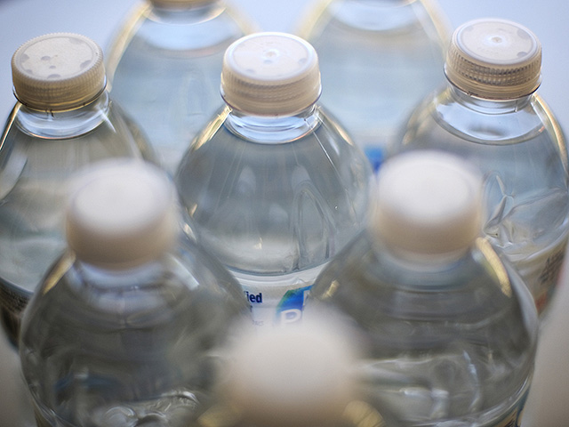 Некоторые виды бутилированной воды содержат меньше микропластика, чем водопроводная