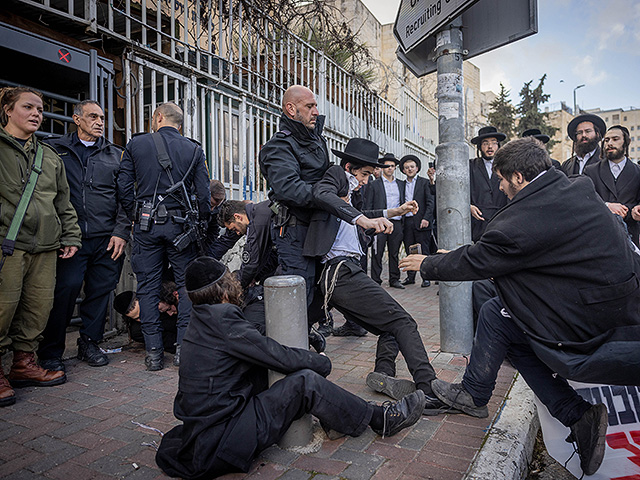 Ультраортодоксы митингуют возле призывных пунктов