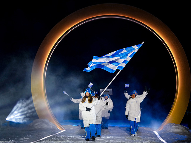 Тита Нефели из Греции возглавляет парад спортсменов во время церемонии открытия зимних Олимпийских игр 2026