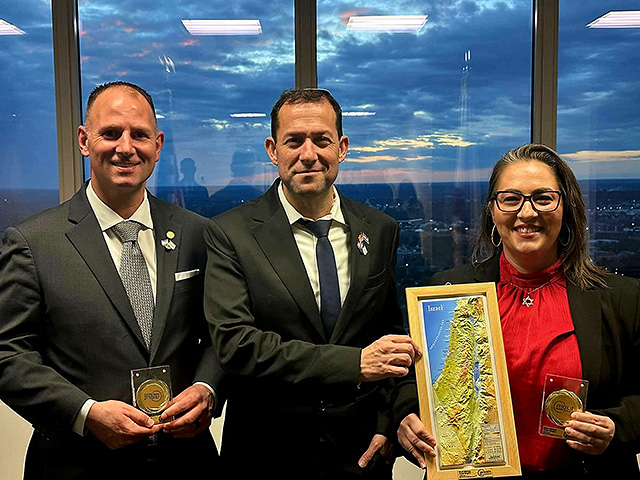 Йоси Даган с инициаторами законопроекта во Флориде