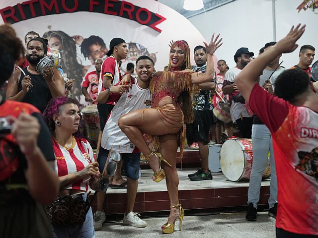 Рио готовится к карнавалу: становится всё жарче. Фоторепортаж