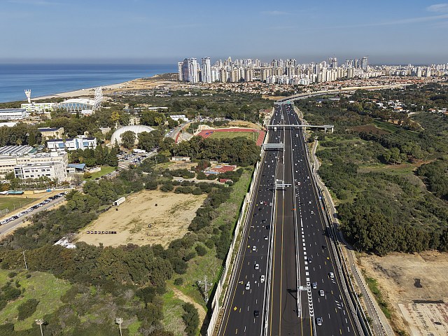 На Прибрежном шоссе начался протест против освобождения "харедим" от призыва