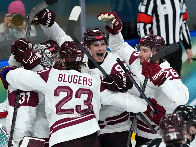 Олимпиада. Хоккей.  Победы сборных Швеции и Латвии