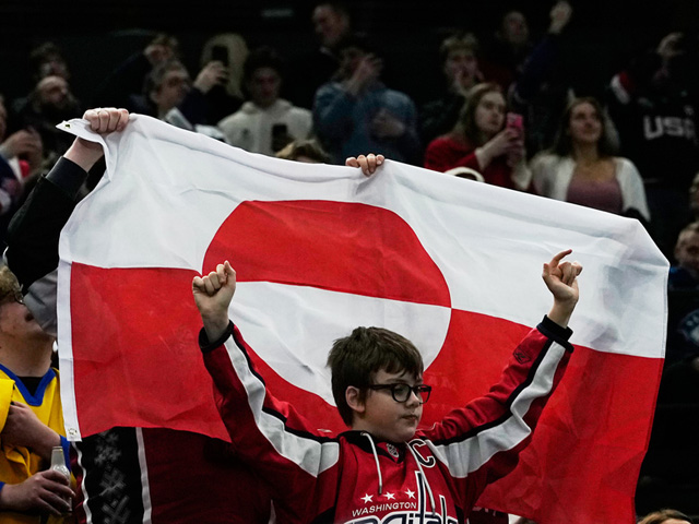 Олимпиада. Хоккей. На матче США - Дания болельщики вывесили флаг Гренландии