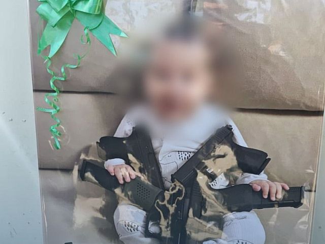 В Лоде при сносе незаконного строения нашли фото младенца с пистолетами