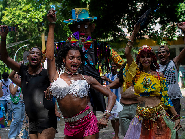 В Рио-де-Жанейро стартовал карнавал: пляжное безумие и собачий фестиваль. Фоторепортаж