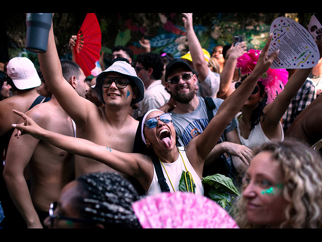 В Рио-де-Жанейро стартовал карнавал: пляжное безумие и собачий фестиваль. Фоторепортаж