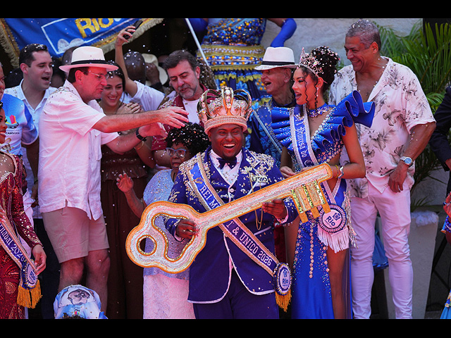 В Рио-де-Жанейро стартовал карнавал: пляжное безумие и собачий фестиваль. Фоторепортаж