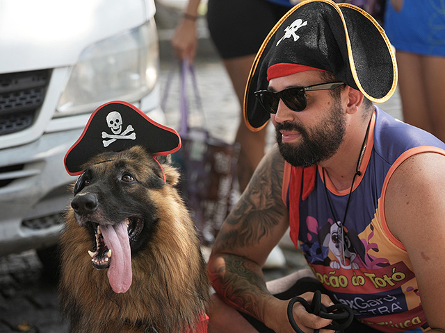 В Рио-де-Жанейро стартовал карнавал: пляжное безумие и собачий фестиваль. Фоторепортаж