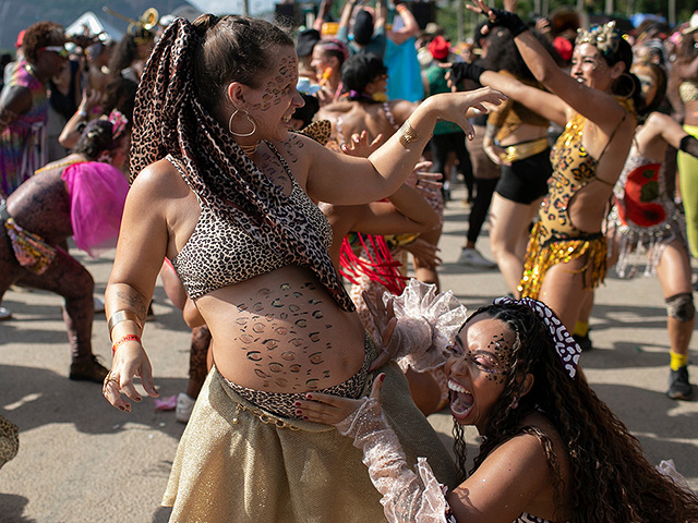 В Рио-де-Жанейро стартовал карнавал: пляжное безумие и собачий фестиваль. Фоторепортаж
