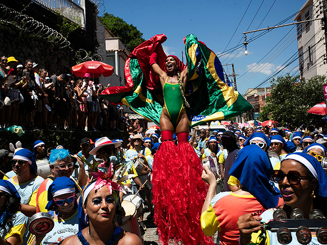 В Рио-де-Жанейро стартовал карнавал: пляжное безумие и собачий фестиваль. Фоторепортаж