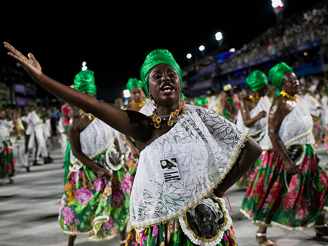 В Рио-де-Жанейро стартовал карнавал: пляжное безумие и собачий фестиваль. Фоторепортаж