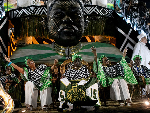 В Рио-де-Жанейро стартовал карнавал: пляжное безумие и собачий фестиваль. Фоторепортаж
