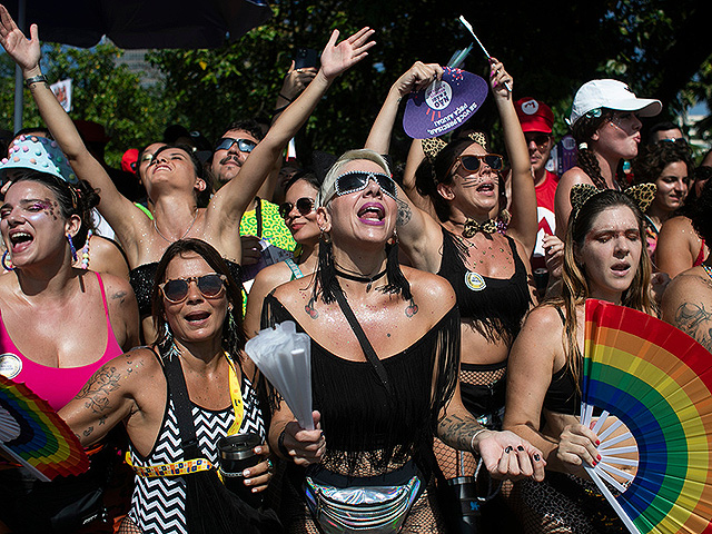В Рио-де-Жанейро стартовал карнавал: пляжное безумие и собачий фестиваль. Фоторепортаж