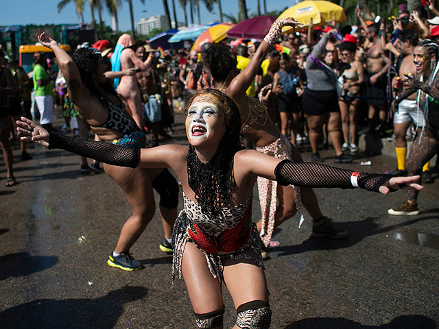 В Рио-де-Жанейро стартовал карнавал: пляжное безумие и собачий фестиваль. Фоторепортаж