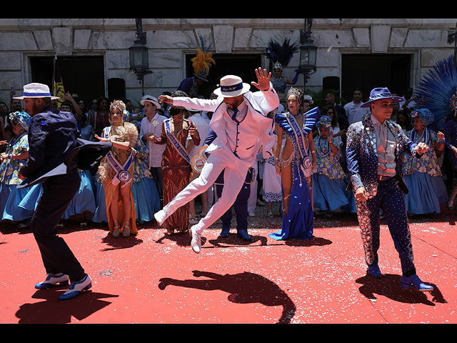 В Рио-де-Жанейро стартовал карнавал: пляжное безумие и собачий фестиваль. Фоторепортаж