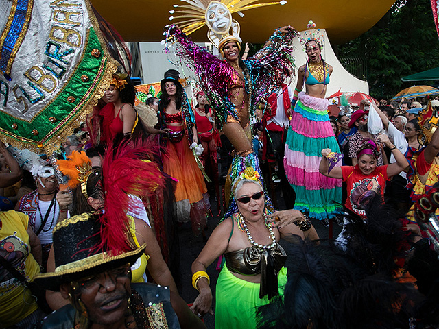 В Рио-де-Жанейро стартовал карнавал: пляжное безумие и собачий фестиваль. Фоторепортаж