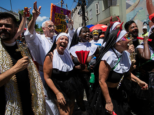 В Рио-де-Жанейро стартовал карнавал: пляжное безумие и собачий фестиваль. Фоторепортаж