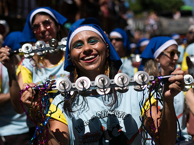 В Рио-де-Жанейро стартовал карнавал: пляжное безумие и собачий фестиваль. Фоторепортаж