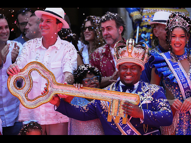 В Рио-де-Жанейро стартовал карнавал: пляжное безумие и собачий фестиваль. Фоторепортаж