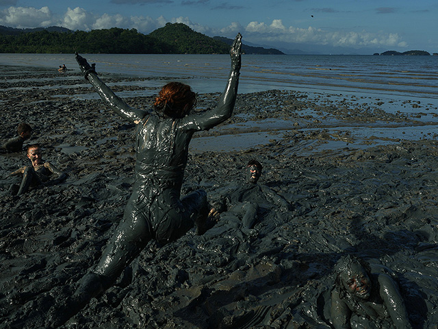 Карнавальная "грязная" вечеринка в Бразилии. Фоторепортаж