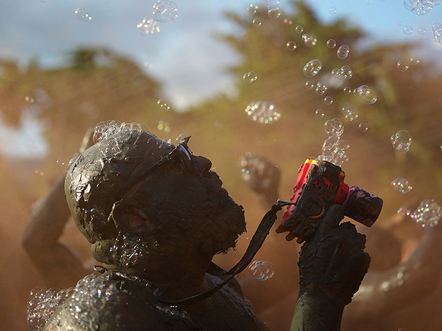 Карнавальная "грязная" вечеринка в Бразилии. Фоторепортаж