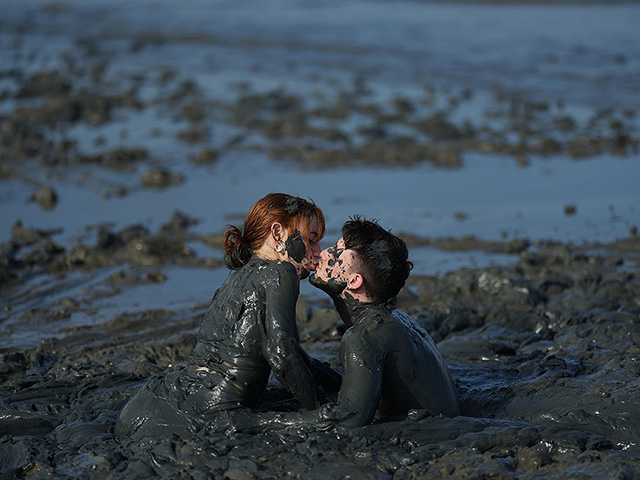 Карнавальная "грязная" вечеринка в Бразилии. Фоторепортаж