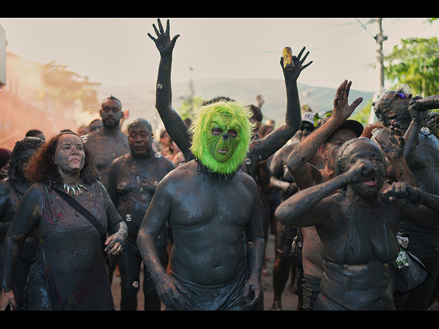 Карнавальная "грязная" вечеринка в Бразилии. Фоторепортаж