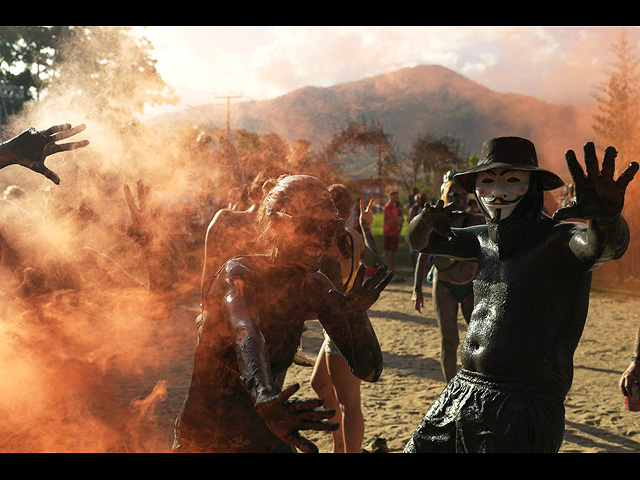 Карнавальная "грязная" вечеринка в Бразилии. Фоторепортаж