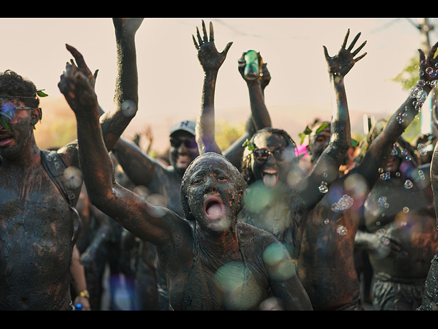 Карнавальная "грязная" вечеринка в Бразилии. Фоторепортаж