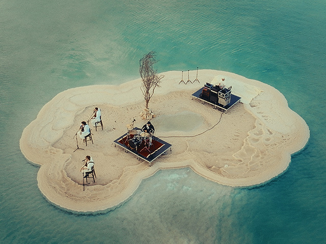 Алишер Моргенштерн выпустил видеоконцерт, снятый на соляном острове в Мертвом море