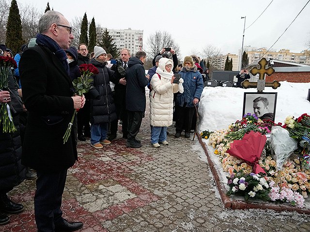 Вторая годовщина смерти Навального: у могилы лидера оппозиции собрались его единомышленники