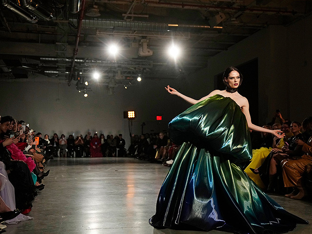 Коллекцию Christian Siriano представляет модель Coco Rocha