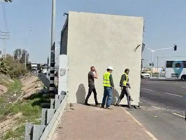 Мобильное бомбоубежище упало с грузовика, прервано движение по 40-му шоссе