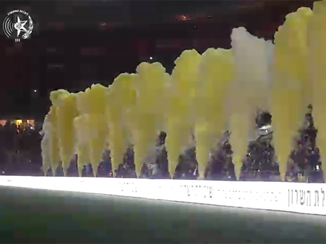На стадионе "Тедди" вместо петард и фальшфейров впервые использовалась "холодная пиротехника". Видео