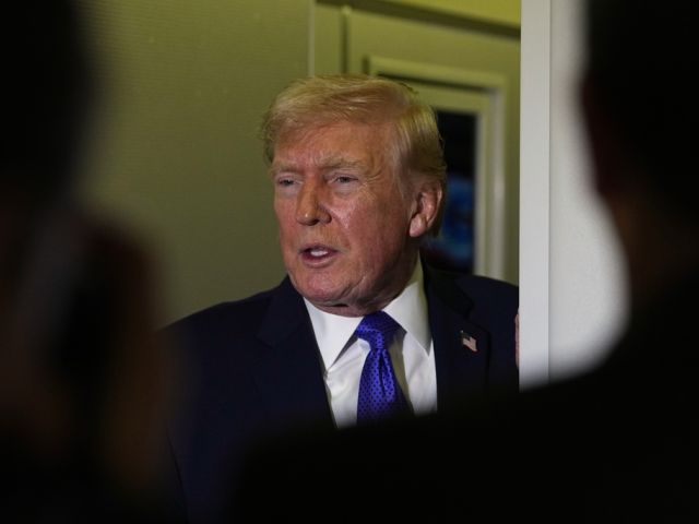 Трамп сообщил, что будет "косвенно" участвовать в переговорах с Ираном