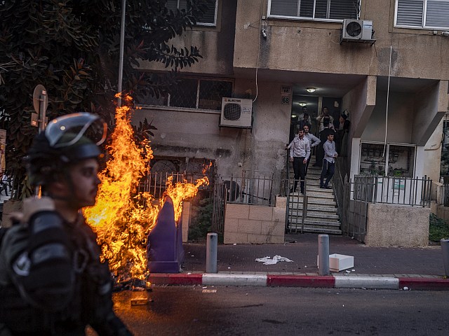 Беспорядки в Бней-Браке: за нападения на хасидов задержаны пять человек