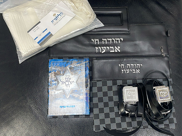 Полицейскому, чей тфилин был сожжен в Бней-Браке, вручили новые тфилин и мотоцикл