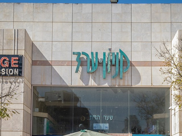 Мэр Арада угрожает закрыть торговый центр, приобретенный ортодоксами, за навязывание своих правил