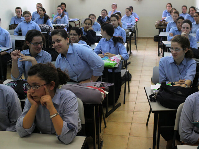 "Мою дочь выдавили из ультрарелигиозной системы образования, и теперь она служит в армии": исповедь известного журналиста