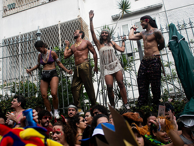 Предкарнавальный разогрев в Рио: уличные шоу и благословение Самбодрома. Фоторепортаж