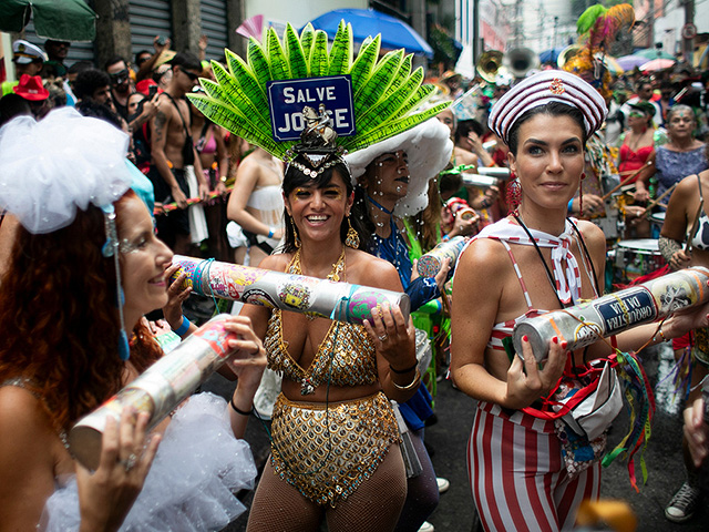Предкарнавальный разогрев в Рио: уличные шоу и благословение Самбодрома. Фоторепортаж