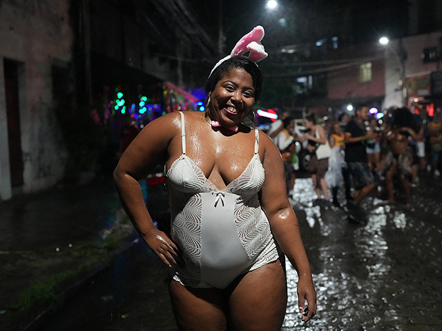 Предкарнавальный разогрев в Рио: уличные шоу и благословение Самбодрома. Фоторепортаж