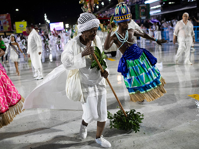 Предкарнавальный разогрев в Рио: уличные шоу и благословение Самбодрома. Фоторепортаж