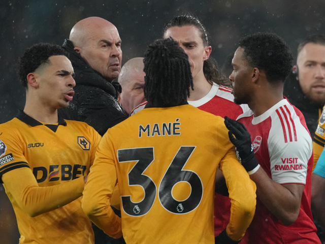 Футбол. "Арсенал" упустил победу над аутсайдером, выигрывая 2:0