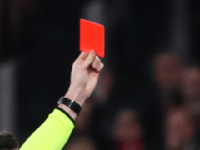 Скандал в Серии А. Тренер "Комо" задержал игрока "Милана". Удалили Аллегри