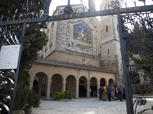 Вандалы оставили граффити со словом "месть" на стене католической церкви в Эйн-Кареме